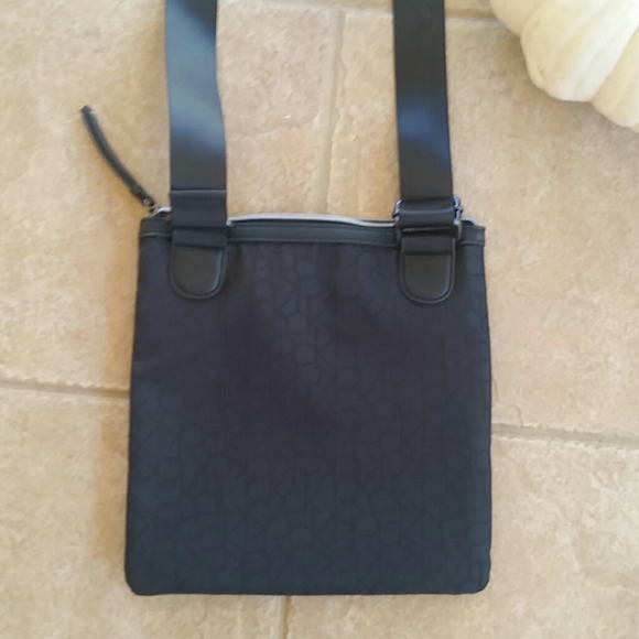 New without tags Calves Klein cross body purse - Picture 4 of 7